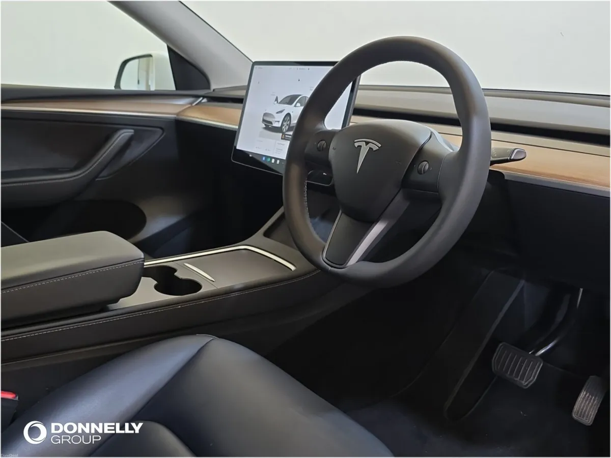 Tesla Model Y Hatchback - Image 4