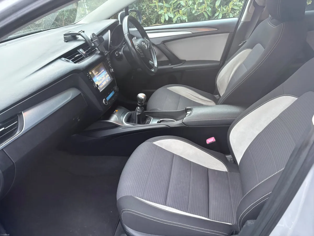 Toyota Avensis 2015 Estate - Image 4
