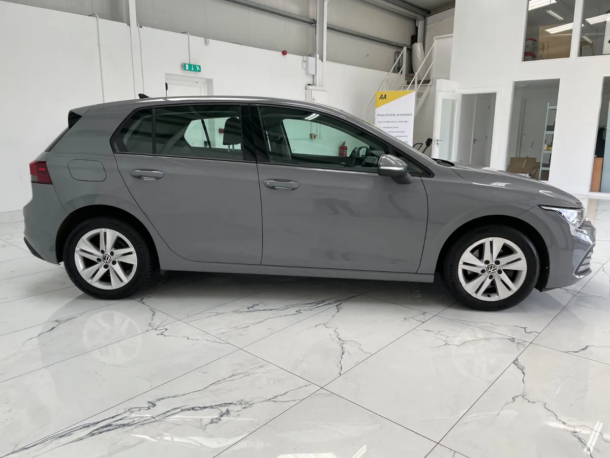 Volkswagen Golf 2023 - Image 2