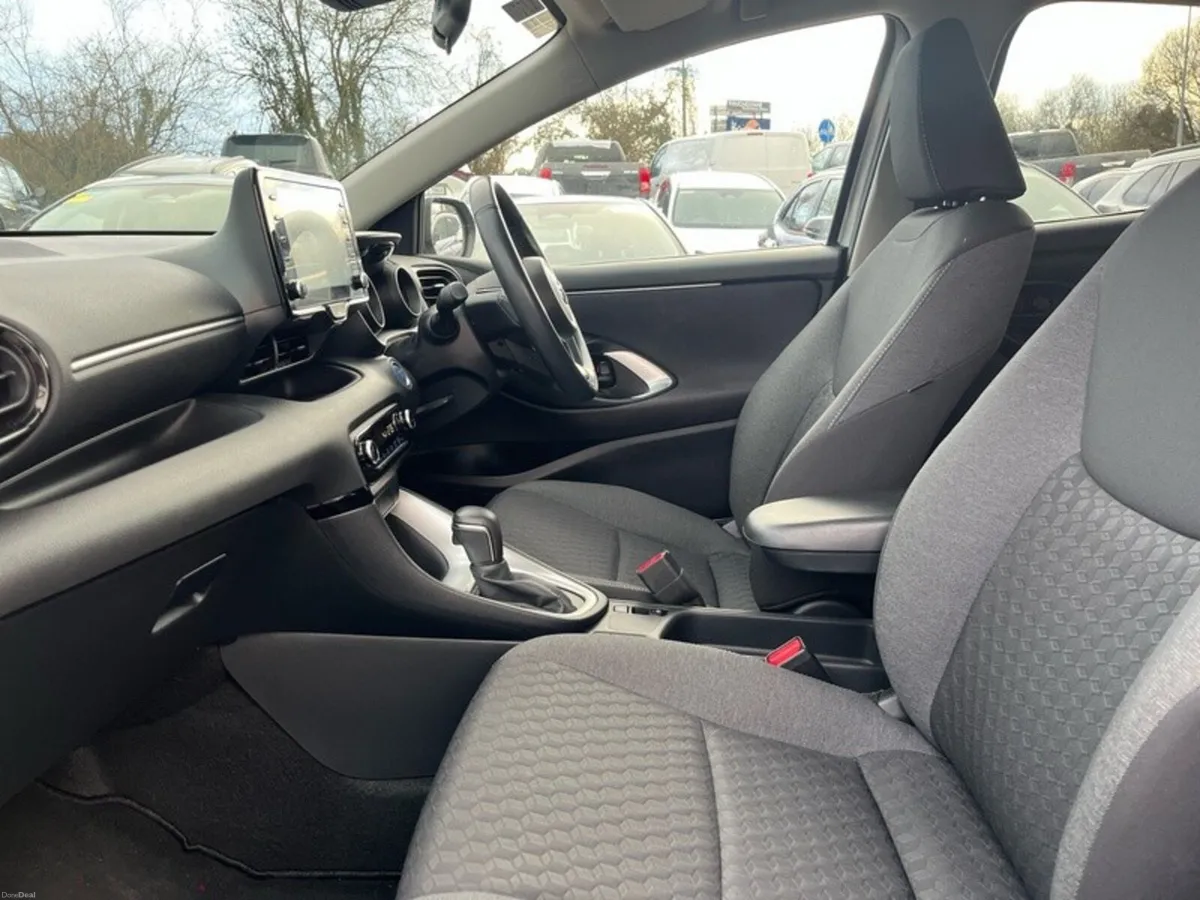 Toyota Yaris HYBRID L/SPORT - Image 6