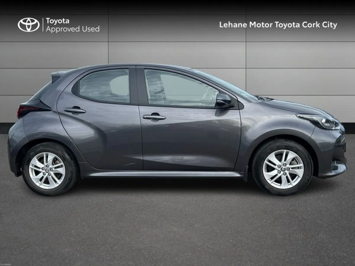 Toyota Yaris YARIS HYBRID LUNA - Image 3