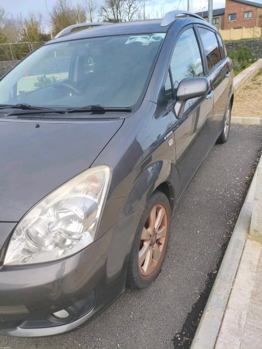 Toyota Corolla verso for scrap - Image 2