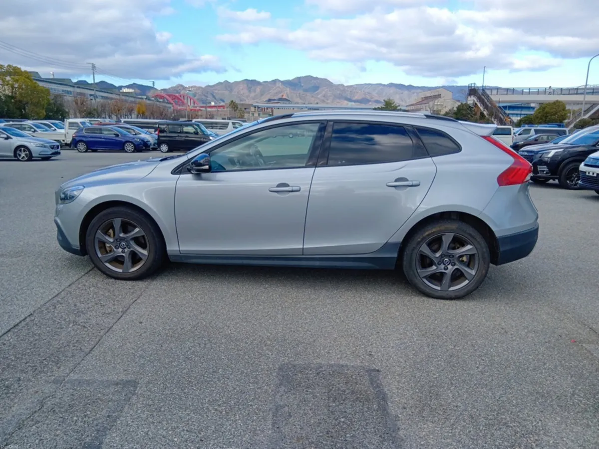 Volvo V40 2.0 D4 CROSS COUNTRY SE LUXURY DIESEL 19 - Image 4