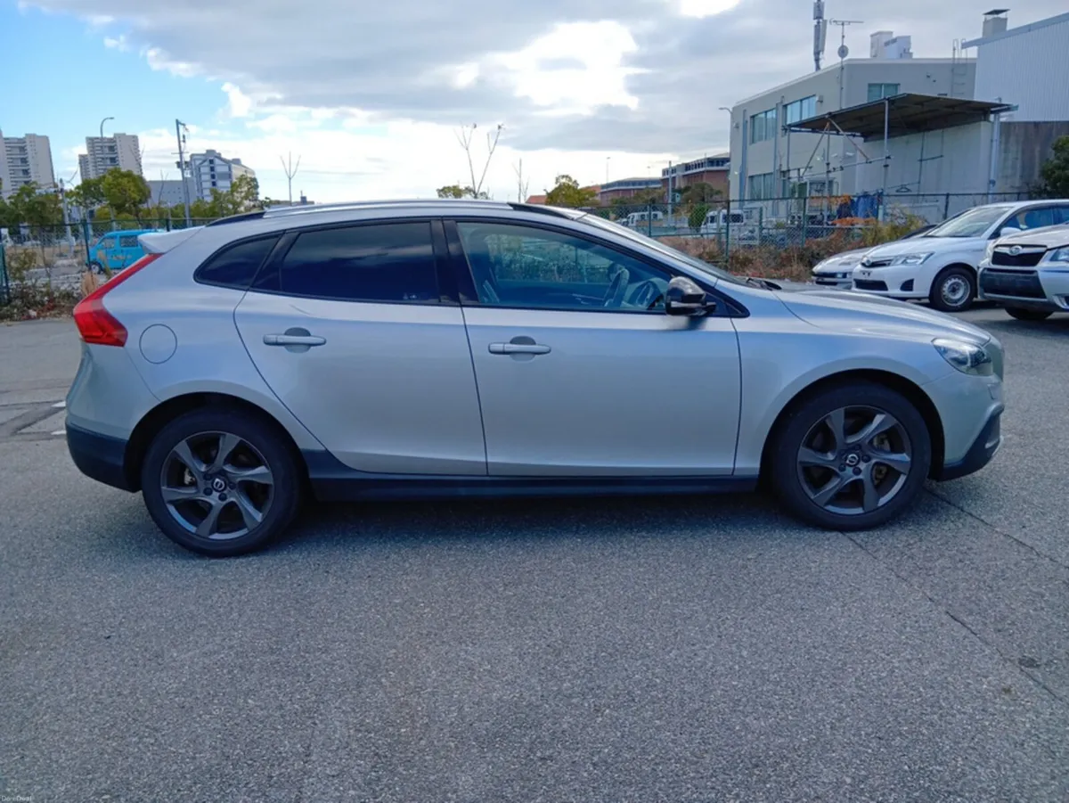 Volvo V40 2.0 D4 CROSS COUNTRY SE LUXURY DIESEL 19 - Image 3