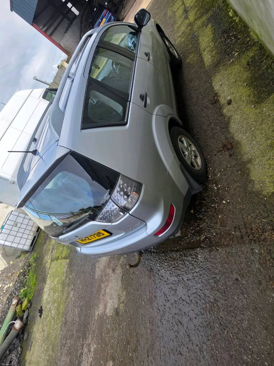 2008 Mitsubishi Outlander - Image 3