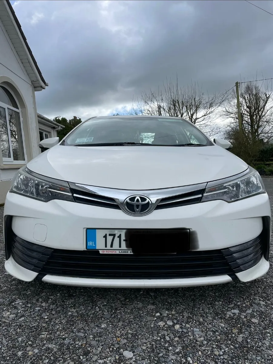 Toyota Corolla 2017 - Image 2