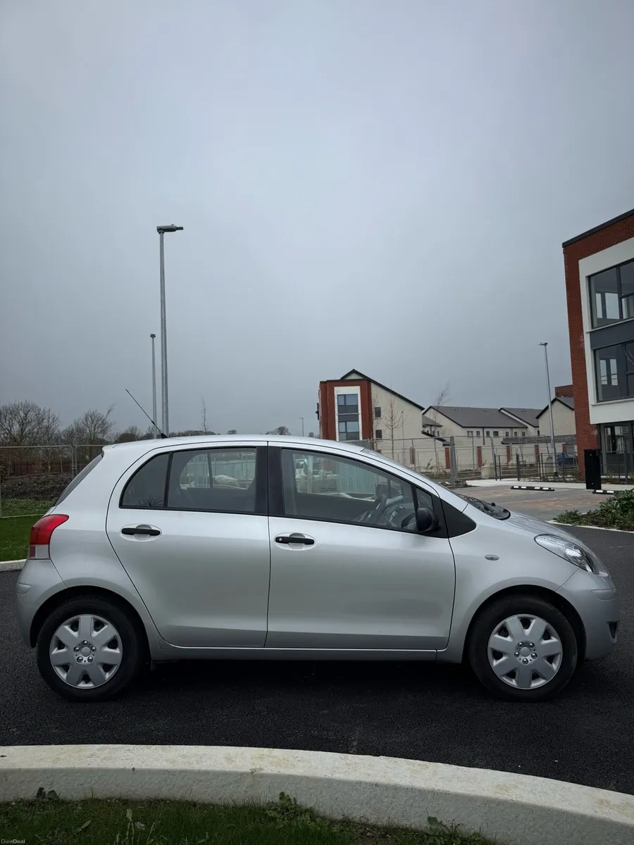 Toyota Yaris 2010 year - Image 2