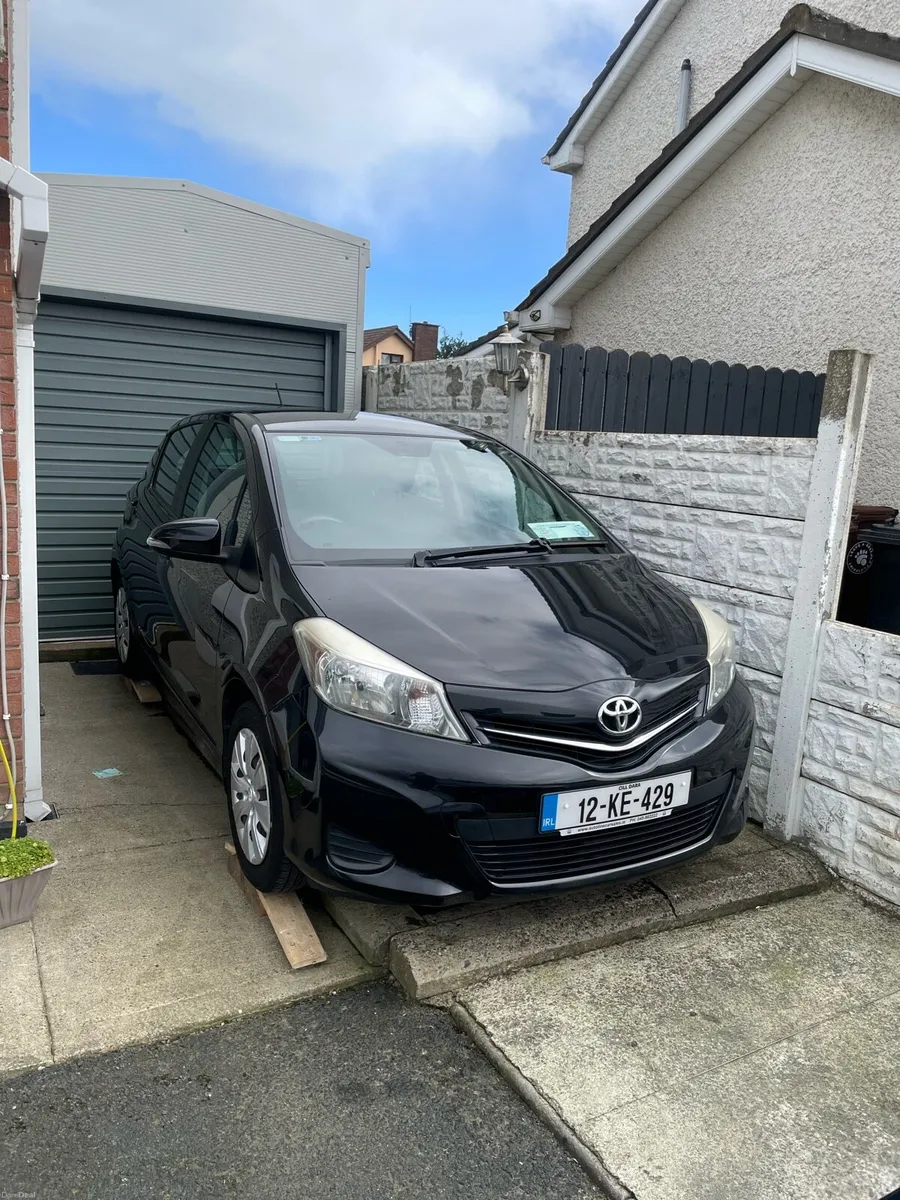 12 Toyota Yaris 4850€ - Image 1