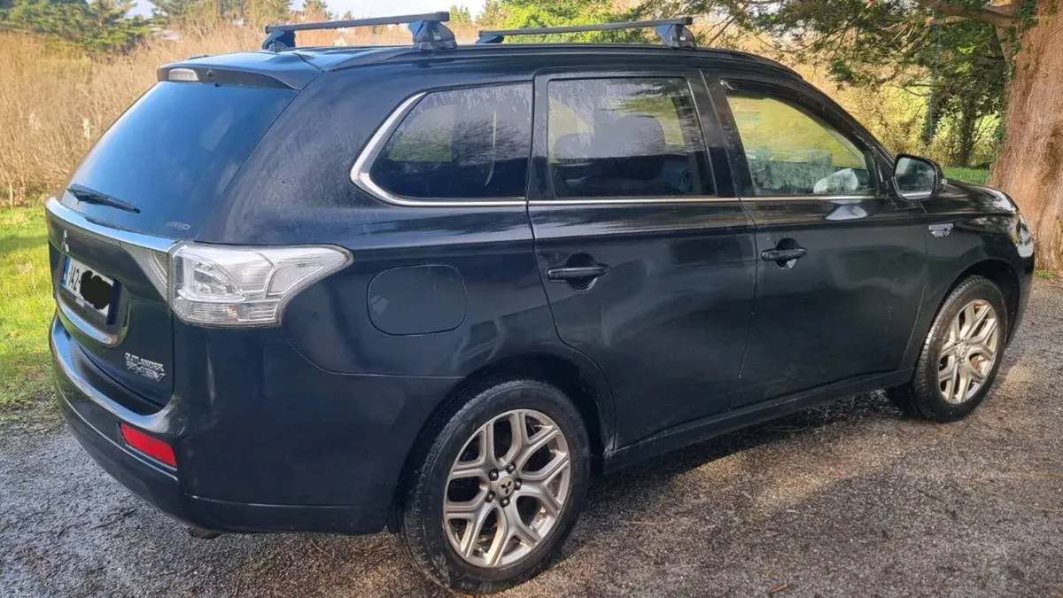 Mitsubishi Outlander SUV Hybrid Plug-in - Image 4