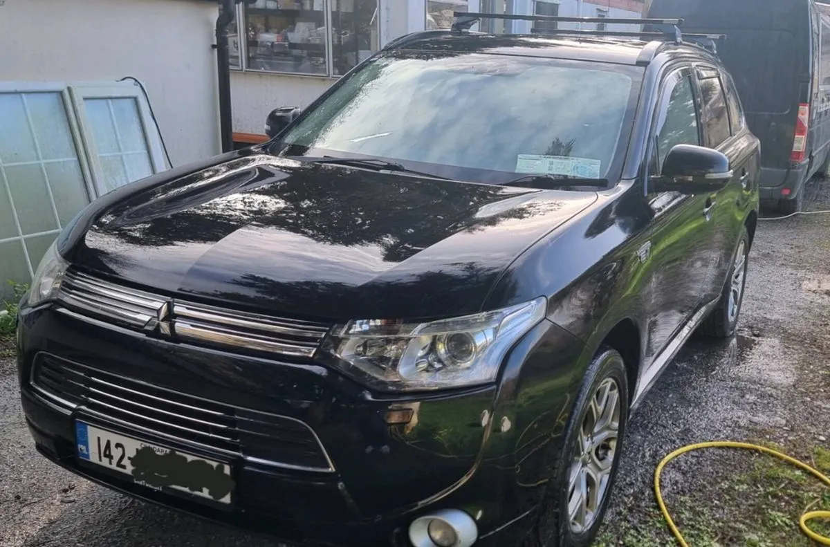 Mitsubishi Outlander SUV Hybrid Plug-in - Image 2