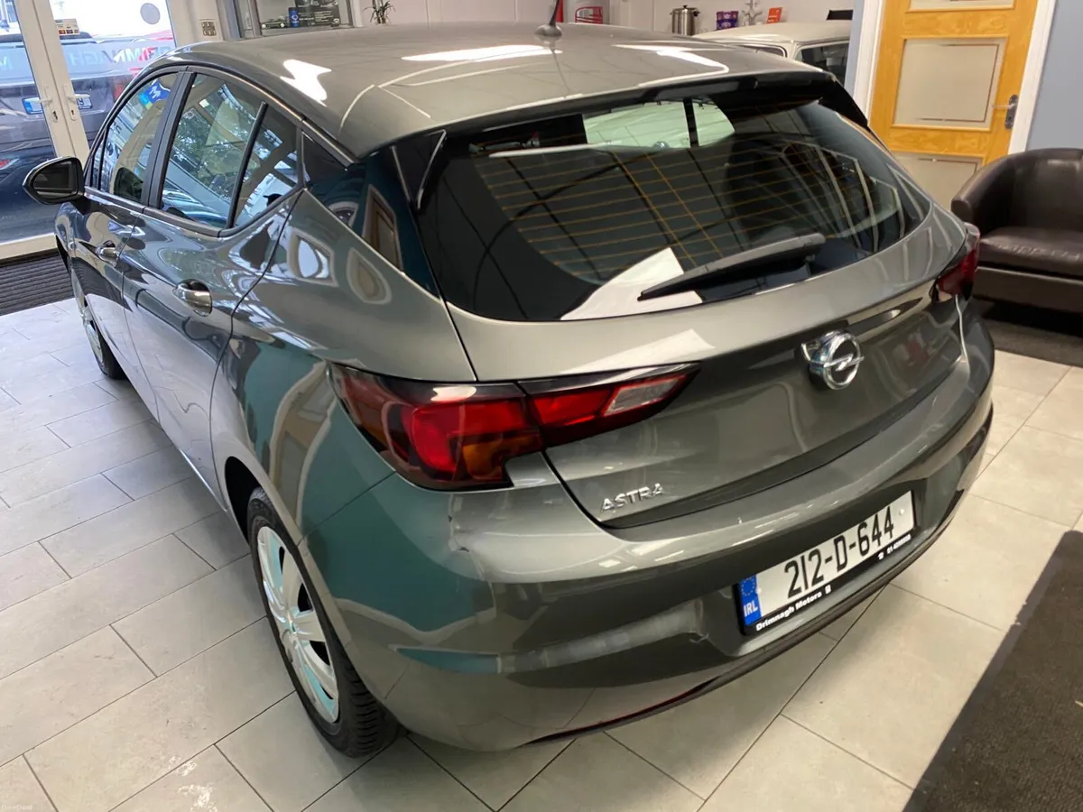 Opel Astra 2021 - Image 2