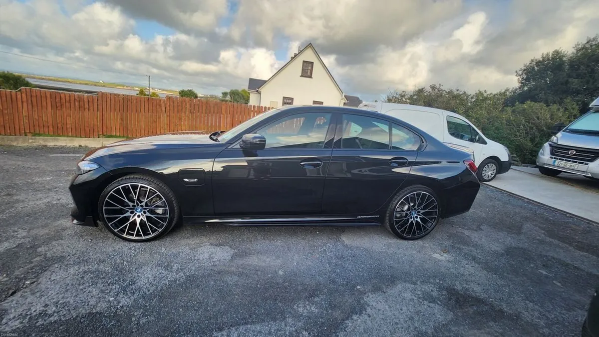 BMW 3-Series 2023 - Image 2