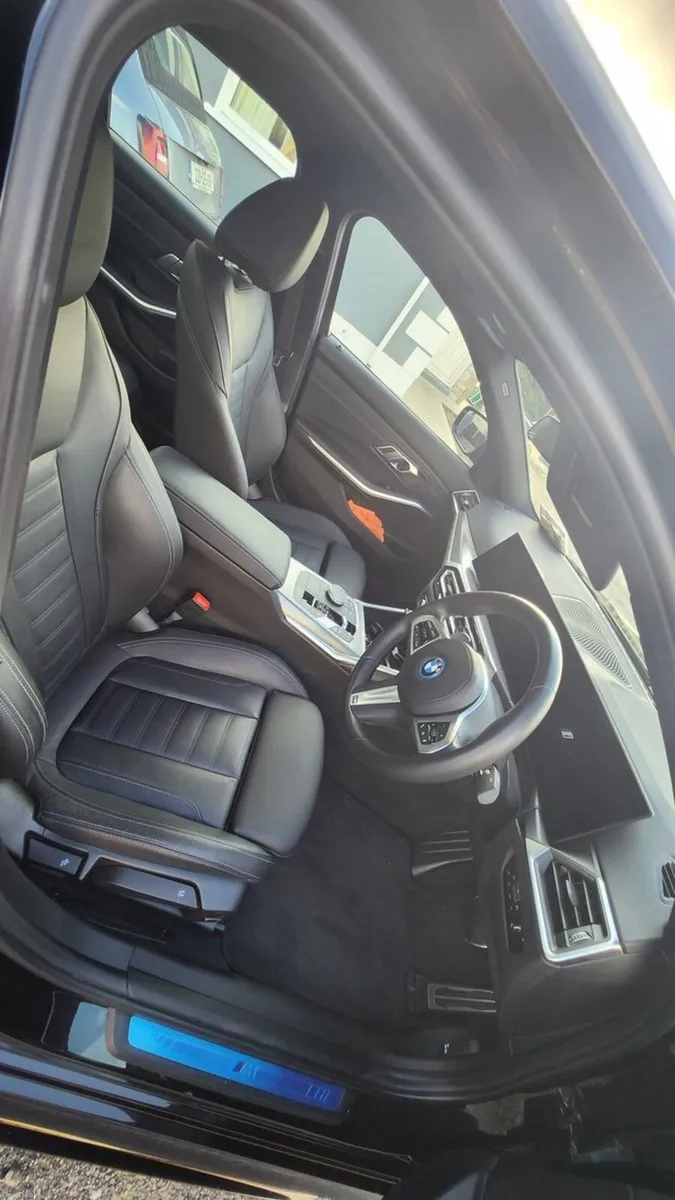 BMW 3-Series 2023 - Image 4