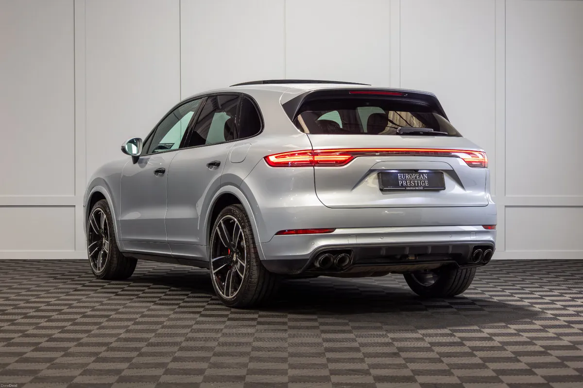 202 Porsche Cayenne V6 E-Hybrid - Image 4