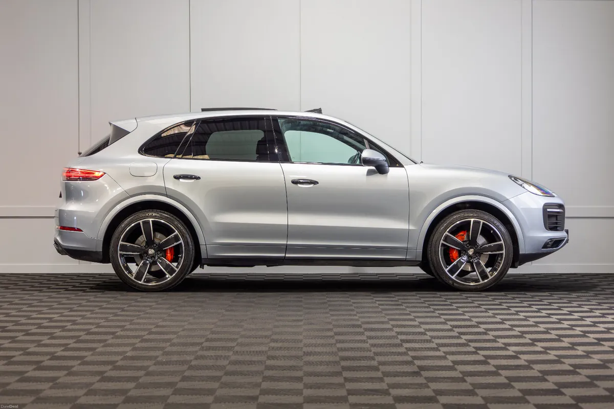 202 Porsche Cayenne V6 E-Hybrid 5 Seat N1 - Image 6