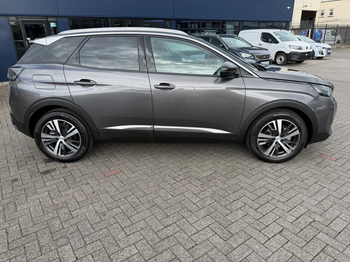 2023Peugeot 3008 Allure 1.2 manual - Image 3