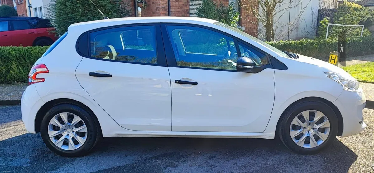 Peugeot 208 - Image 3