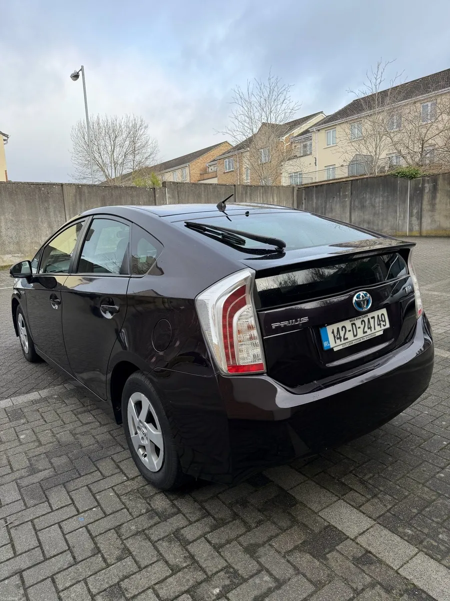2014 (142) Toyota Prius - Image 3