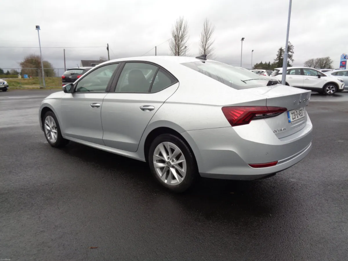 Skoda Octavia AMB 2.0tdi 115HP 5DR - Image 3