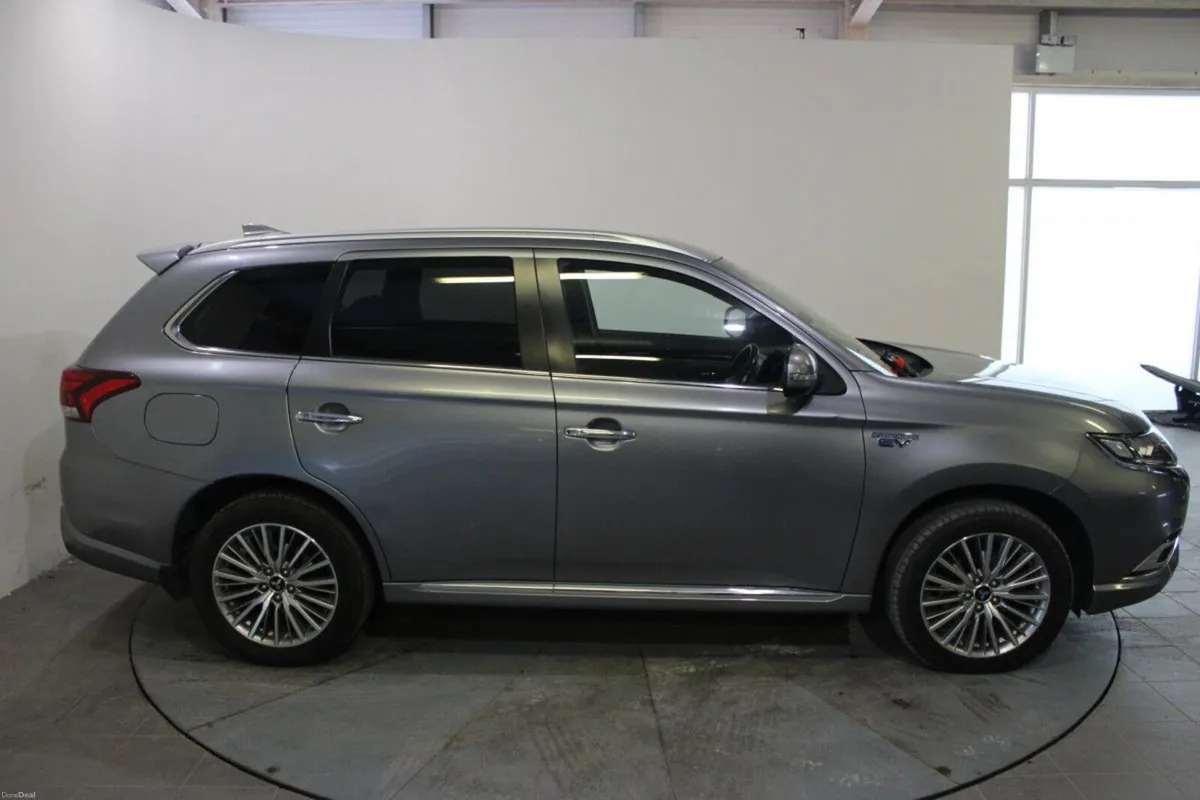 Mitsubishi Outlander 2.4L Plug-in EV Instyle 5 sea - Image 4