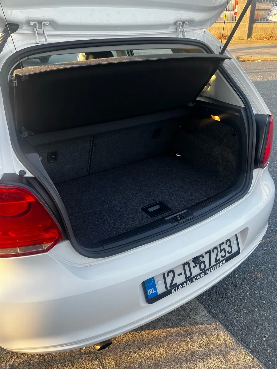 White automatic Volkswagen Polo - Image 2