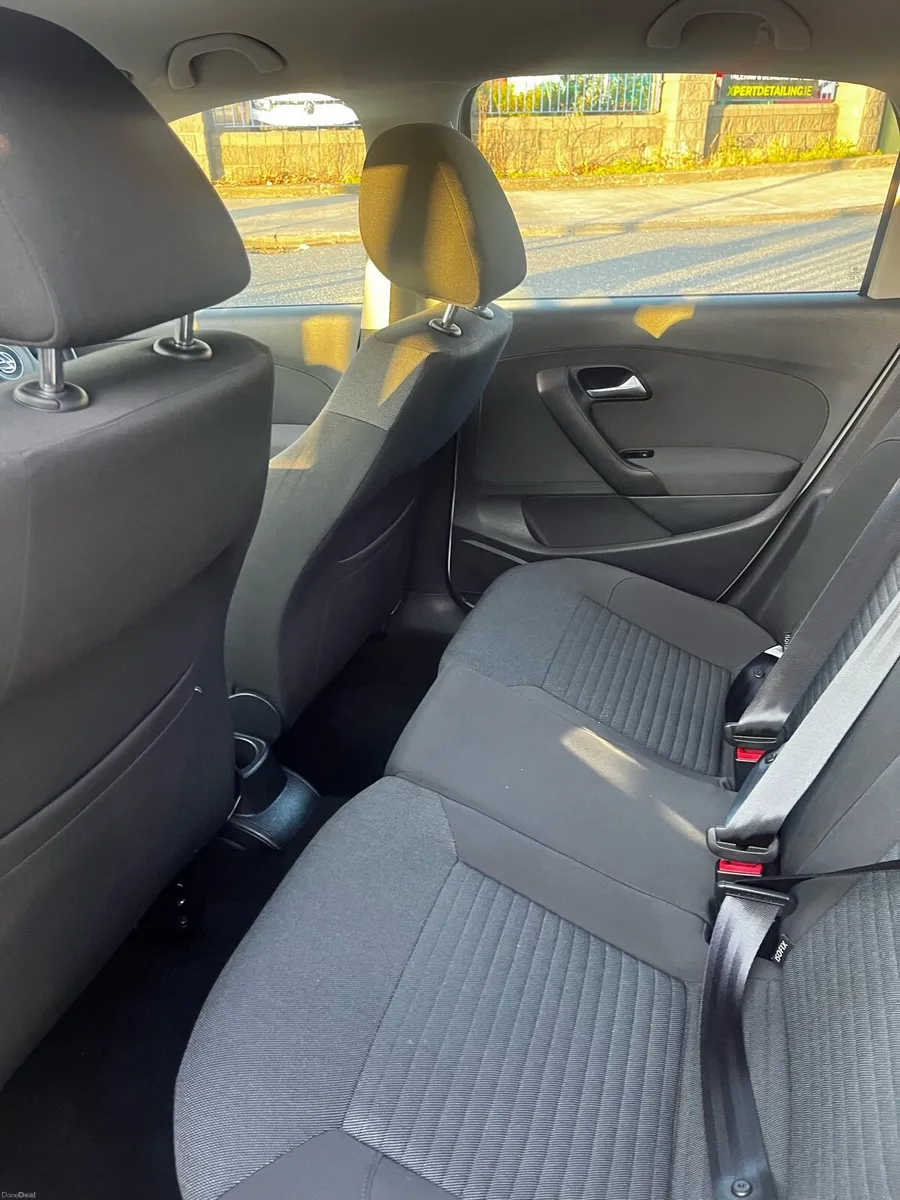 White automatic Volkswagen Polo - Image 4