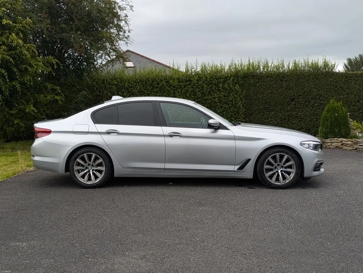 2017 BMW 5 Series - Image 2