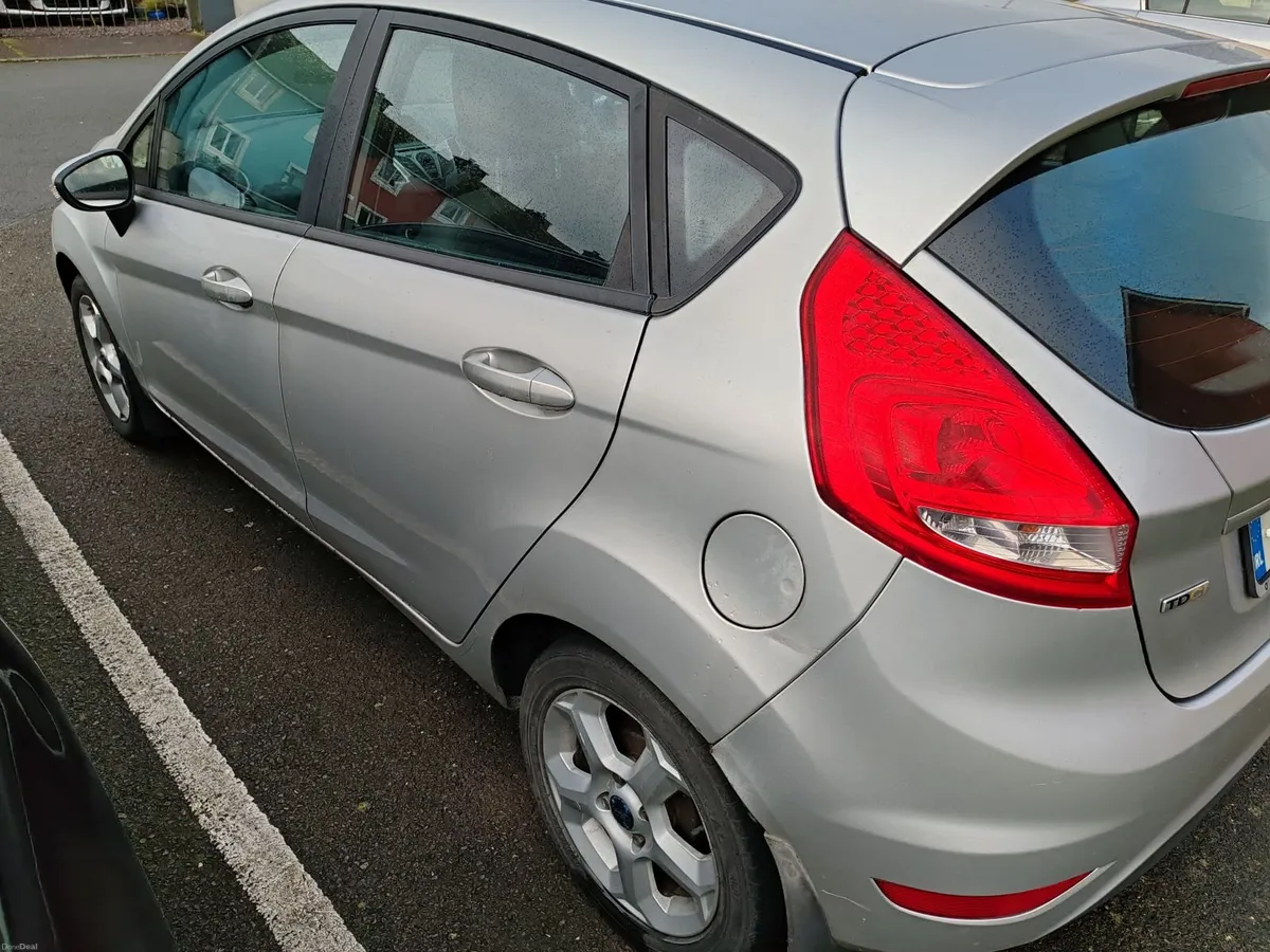 Ford Fiesta 2010 - Image 2