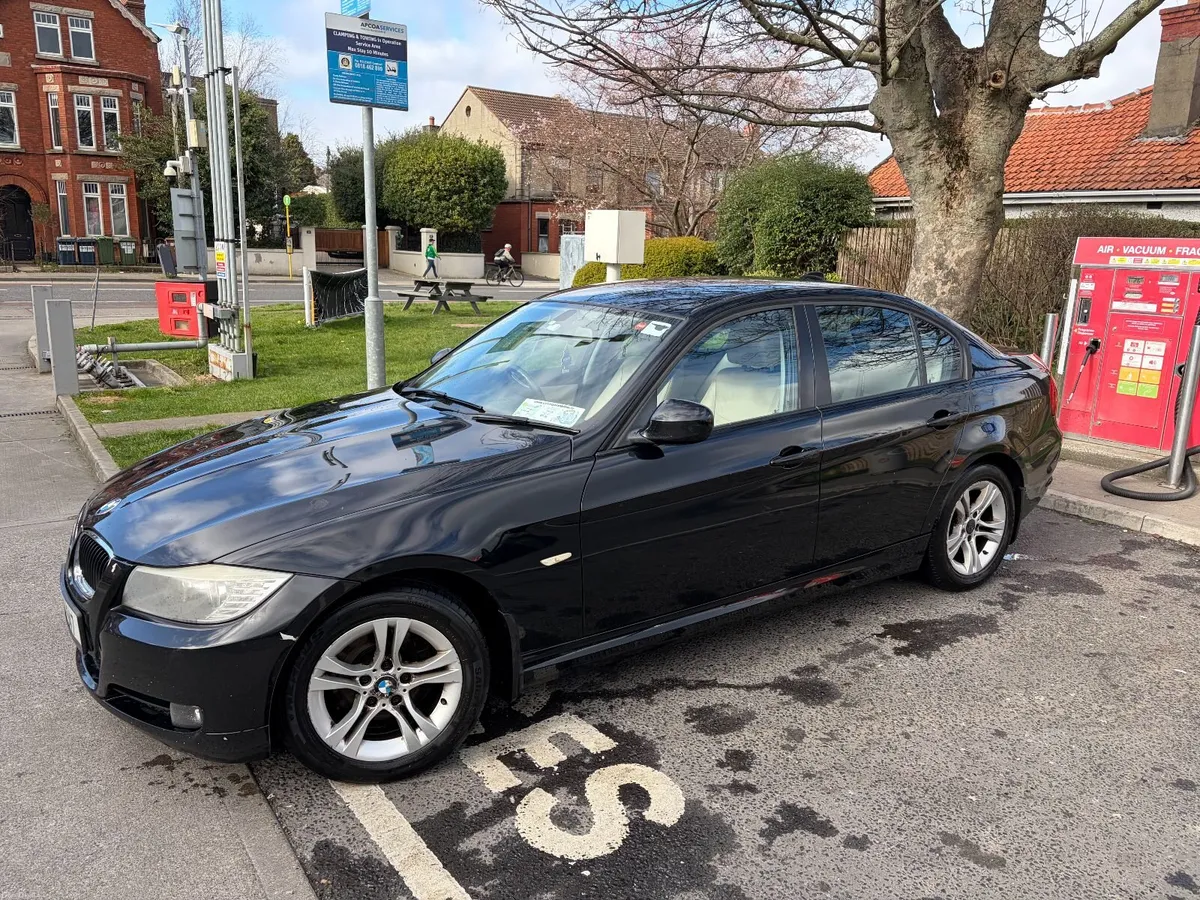 BMW 3-Series 2011 - Image 2