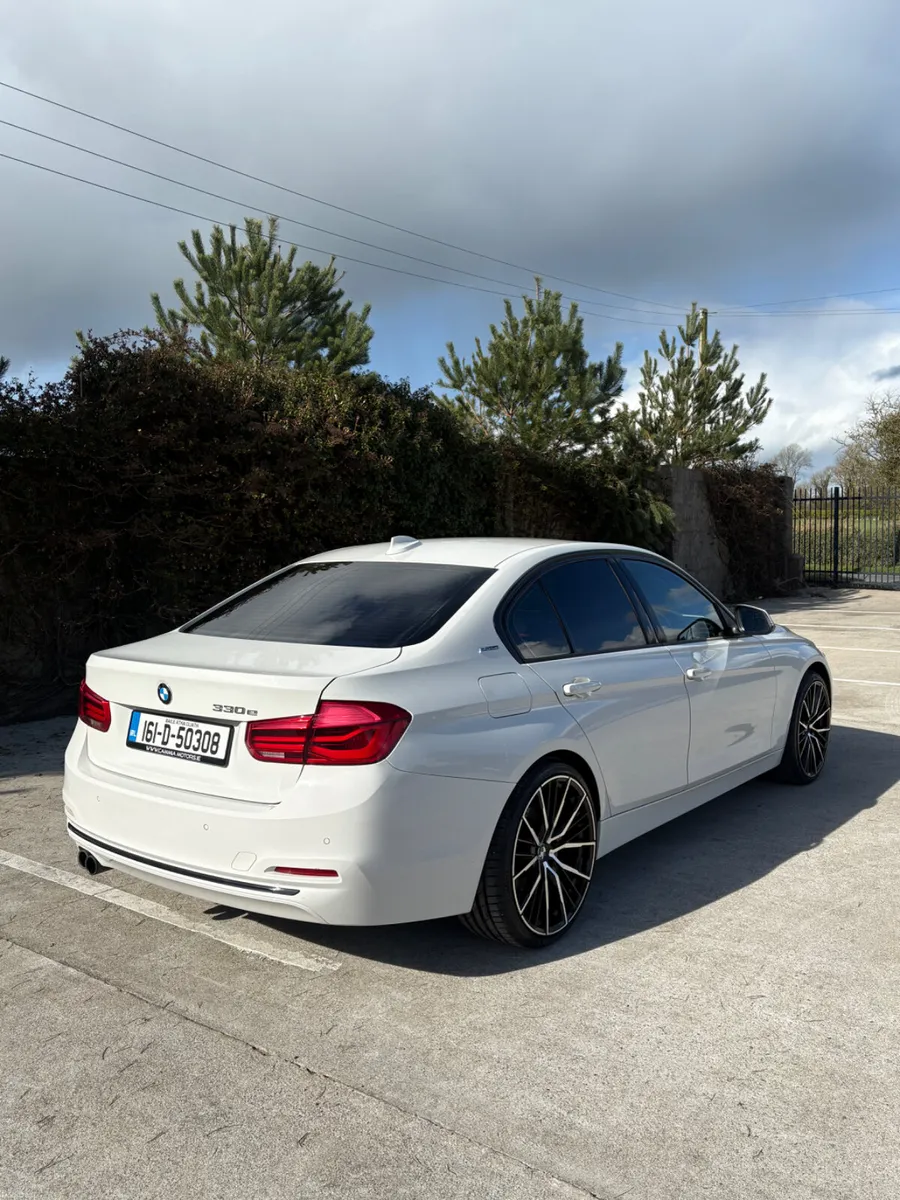 BMW 3-Series 330e - Image 4