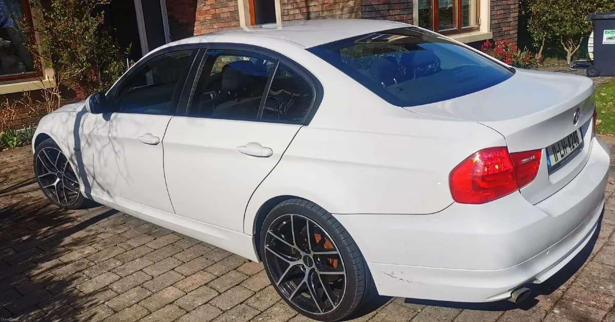 BMW 3-Series 2011 - Image 2