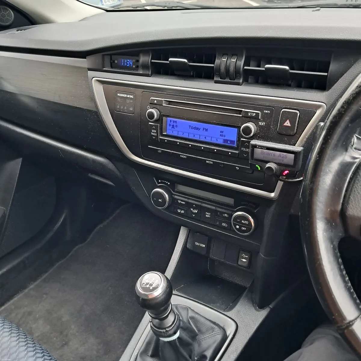 Toyota Auris 2015 - Image 2