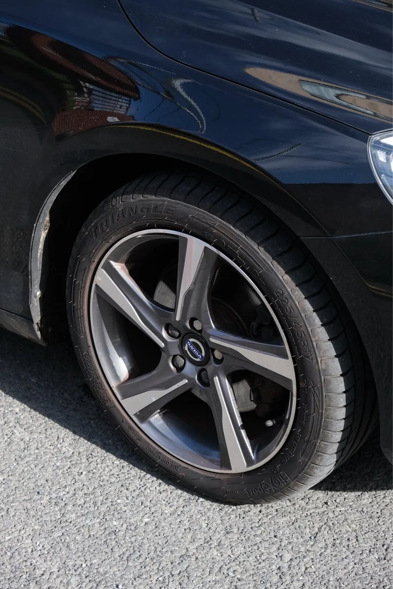Volvo V40 R-Design 2015 - Image 4