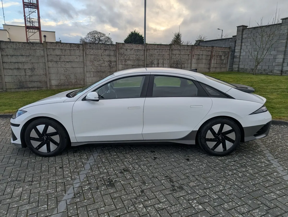 2023 Hyundai Ioniq 6 Signature - Image 2