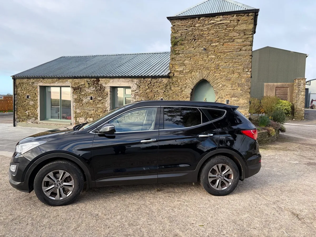 2013 Hyundai Santa Fe 4wd 7 seater - Image 2