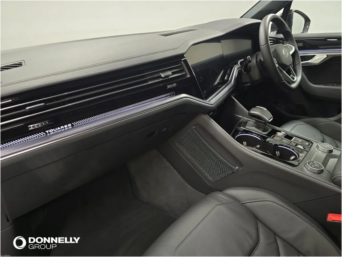 Volkswagen Touareg Diesel Estate Black Edition - Image 2