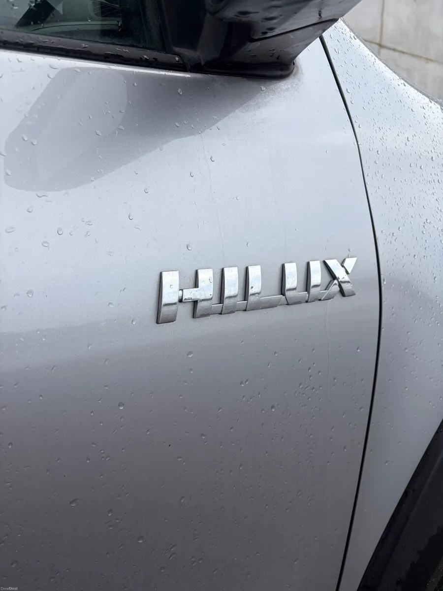 2025 TOYOTA HILUX INVINCIBLE - Image 2
