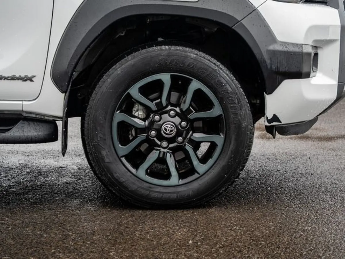 Toyota Hilux INVINCIBLE X 4WD D-4D DCB - Image 3