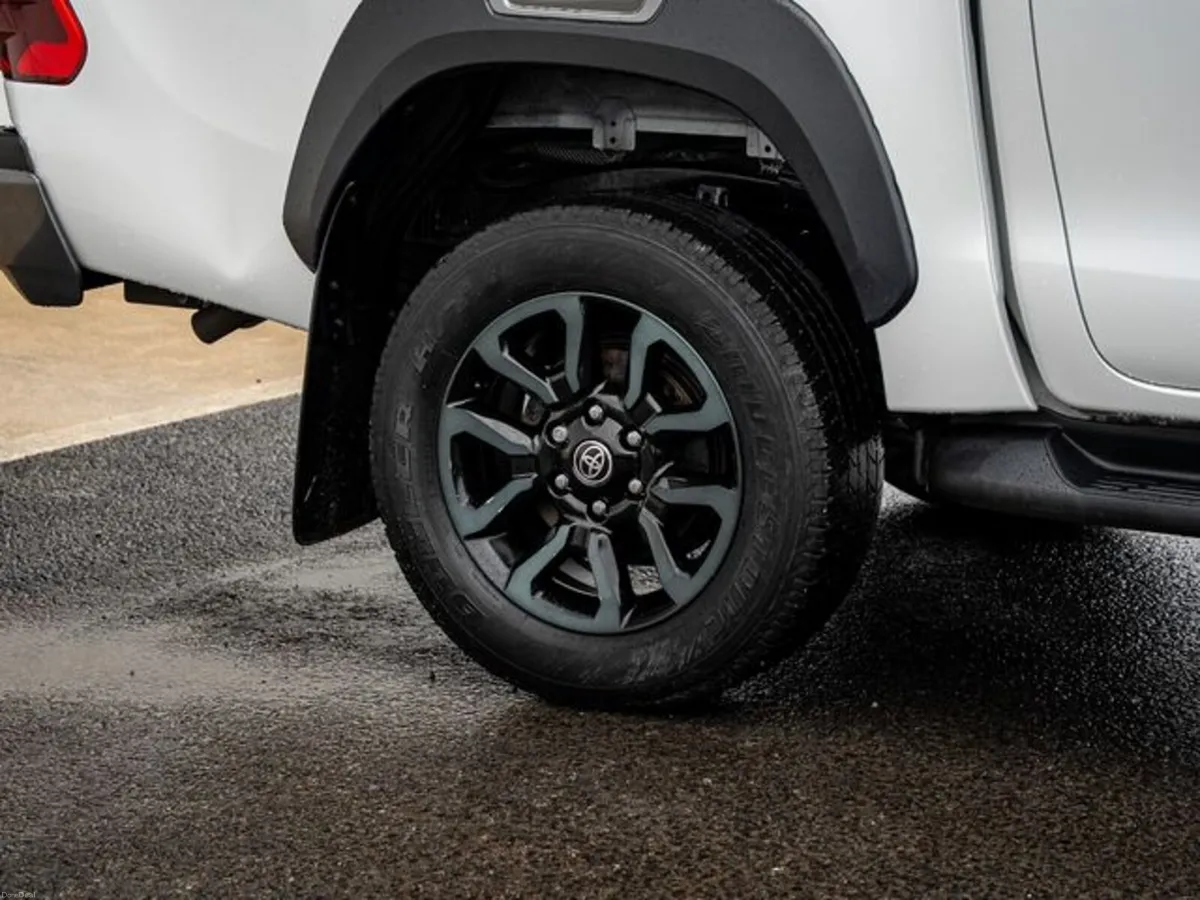 Toyota Hilux INVINCIBLE X 4WD D-4D DCB - Image 4