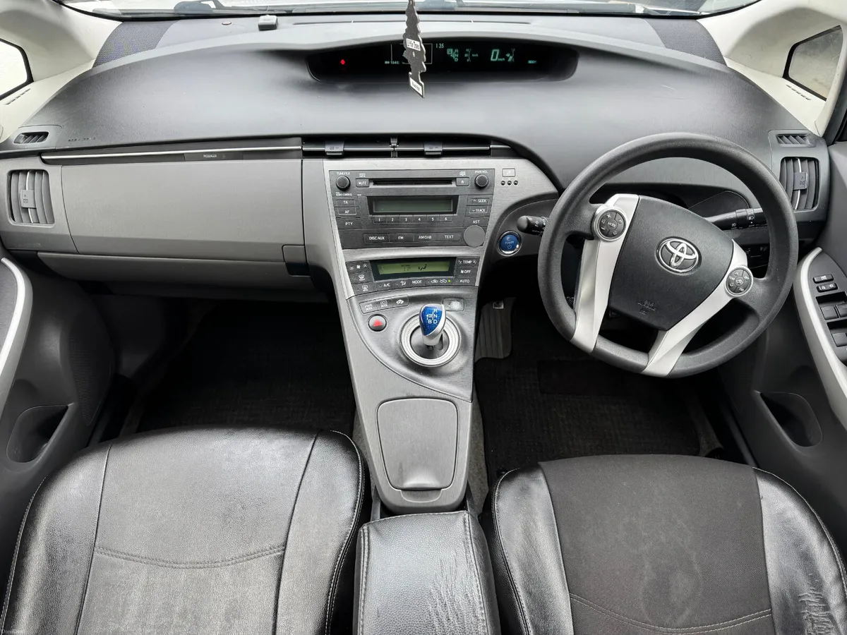 Toyota Prius 1.8 HYBRID 2013 // LOW KMS - Image 2