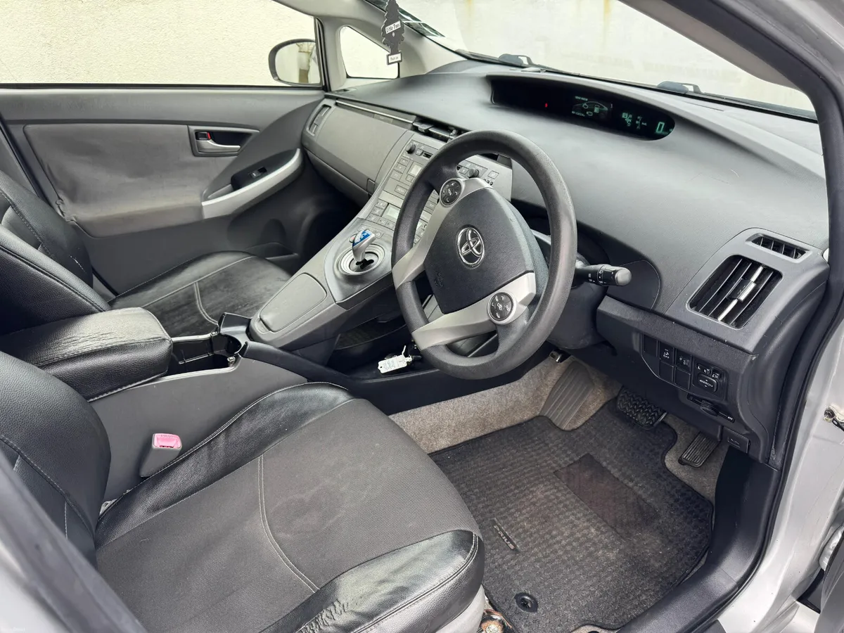 Toyota Prius 1.8 HYBRID 2013 // LOW KMS - Image 4