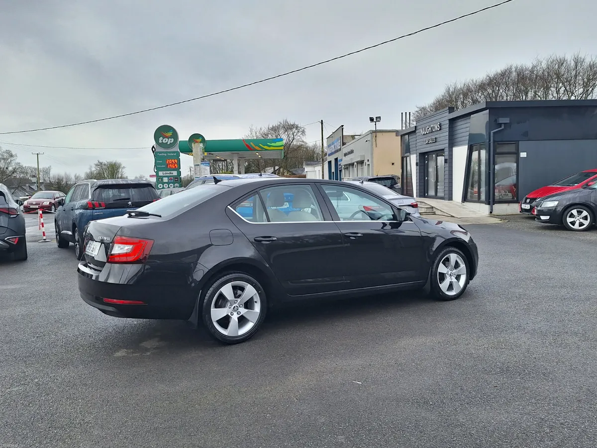 Skoda Octavia 1.6.TDI AUTO *High Spec/Heat Seats/C - Image 3