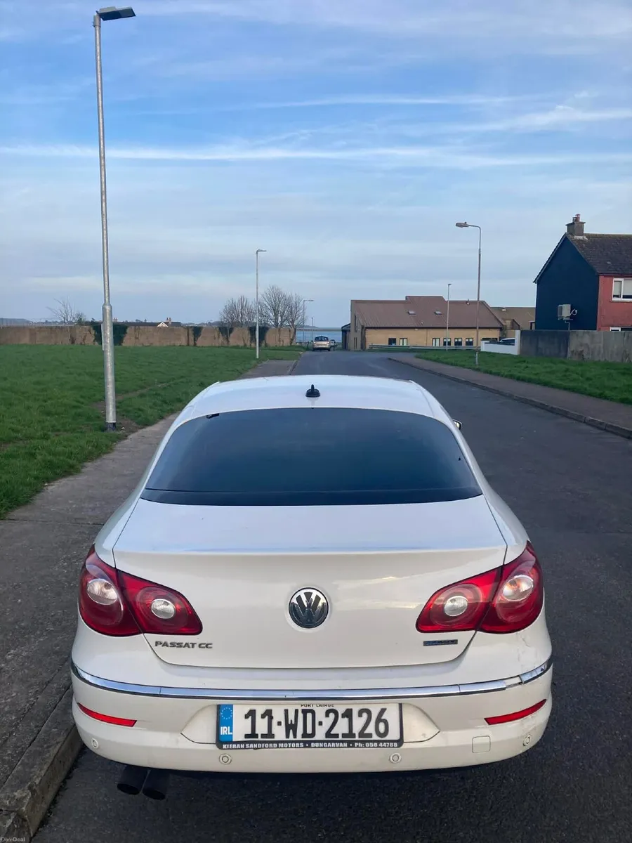 Volkswagen Passat 2011 - Image 2