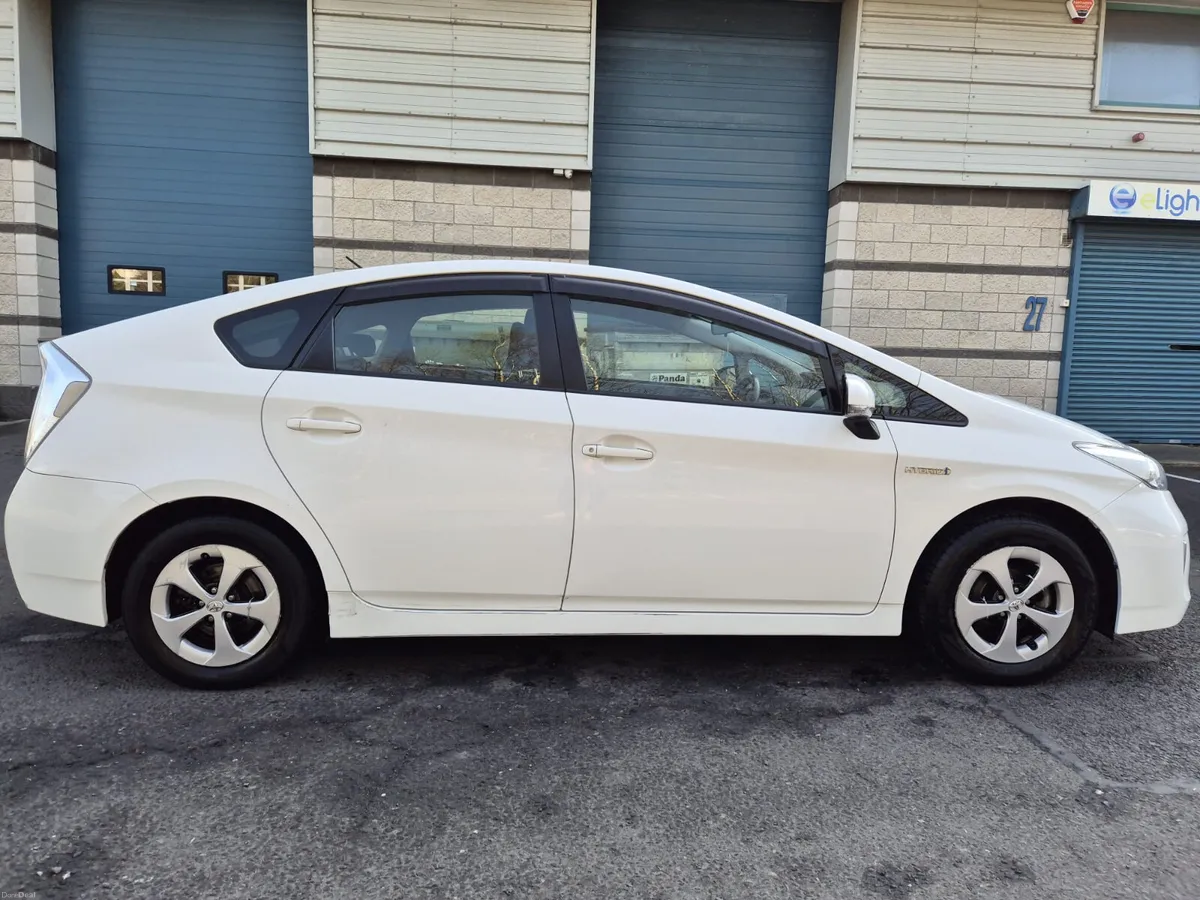 TOYOTA PRIUS 2015 / 1.8 PETROL HYBRID / AUTOMATIC - Image 4