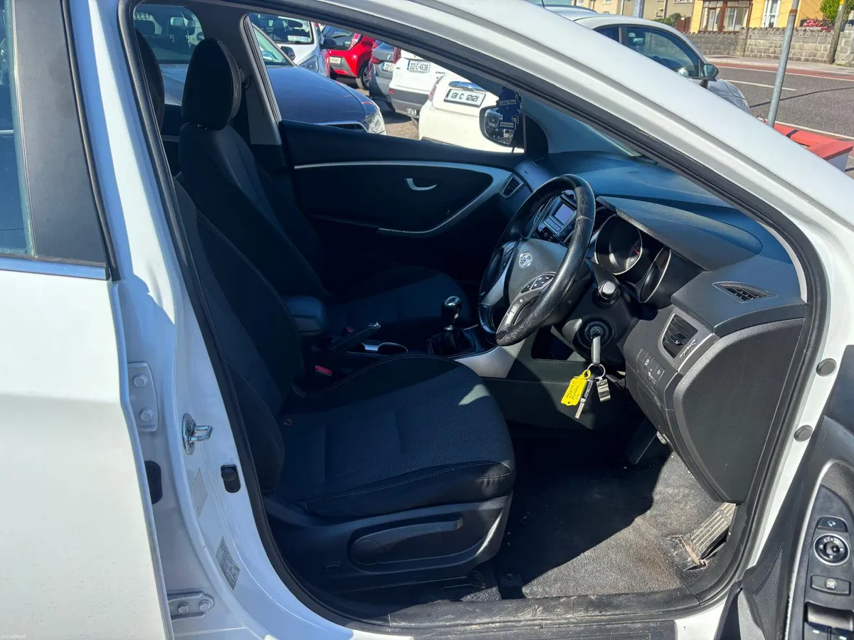 Hyundai i30 2016 DIESEL  LOW  MILEAGE - Image 4