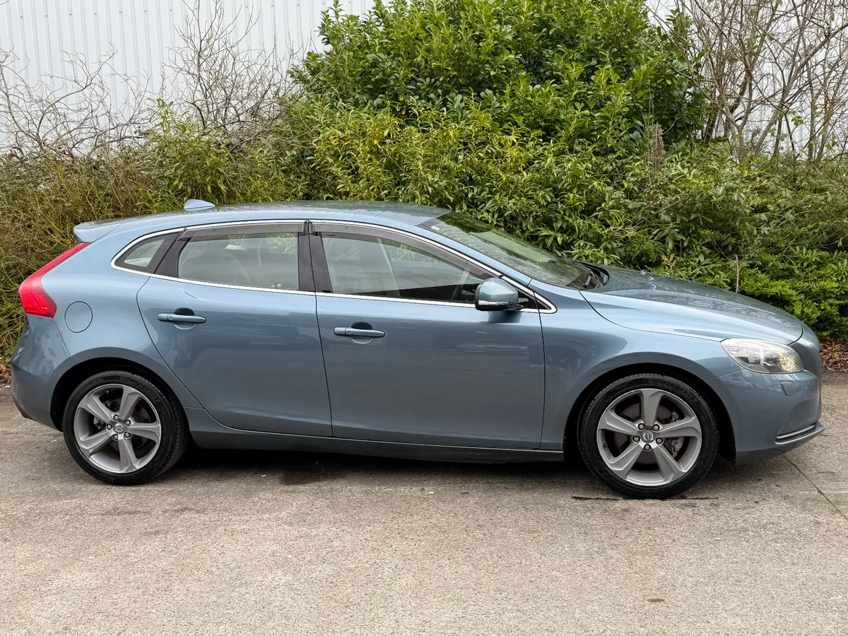 Volvo V40 T4 SE Automatic Leather Low km - Image 2