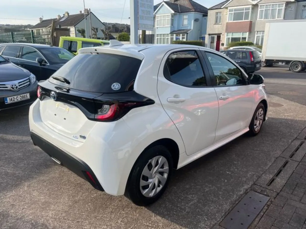 Toyota Yaris Hybrid automatic - Image 3