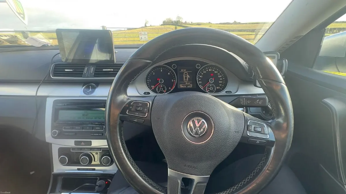 Volkswagen Passat 2011 - Image 2