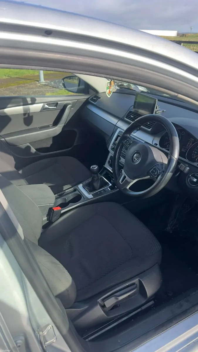 Volkswagen Passat 2011 - Image 3