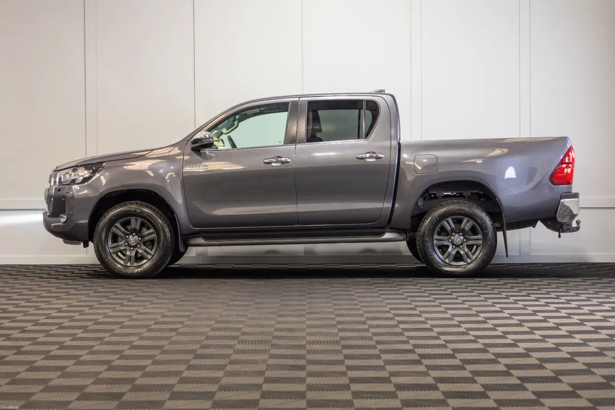 2025 Toyota Hilux SR5 5 Seat N1 Crewcab - Image 3